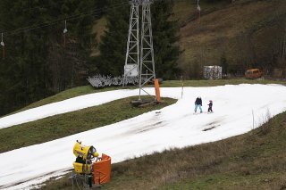 L'hiver dernier, de nombreuses stations ont vécu un cruel manque de neige, comme ici au Lac Noir, dans le canton de Fribourg (archives).